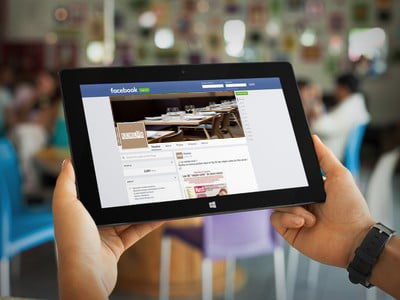 Tablette affichant la page Facebook d'un restaurant